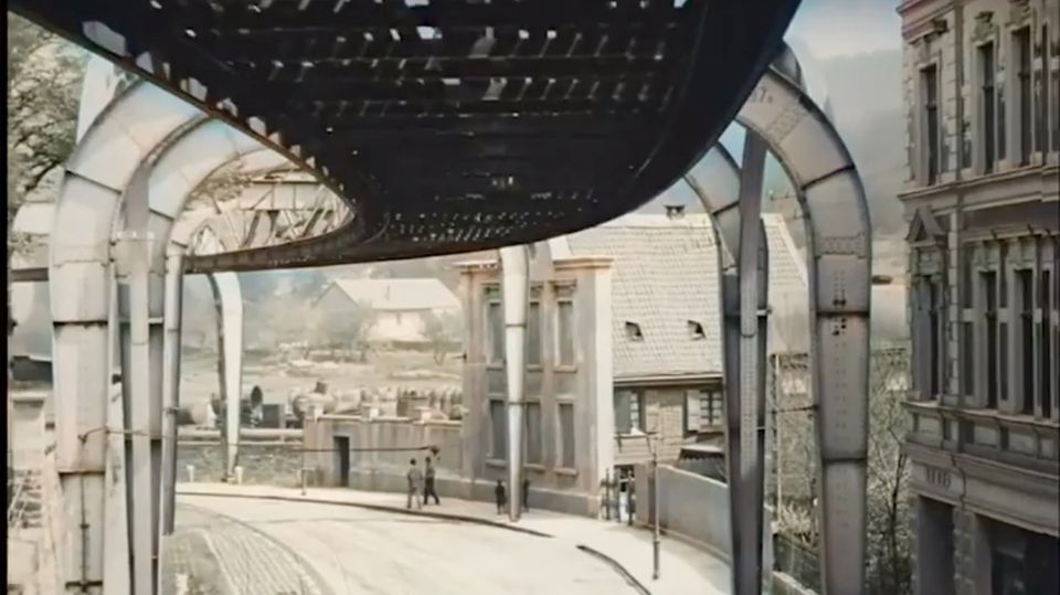 Historische Aufnahmen: In Farbe: Eine Fahrt mit der Wuppertaler Schwebebahn im Jahr 1902 Historische Aufnahmen: In Farbe: Eine Fahrt mit der Wuppertaler Schwebebahn im Jahr 1902