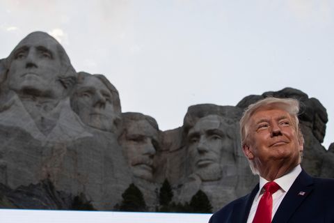 Das Gesicht von Donald Trump in der Größe der Gesichter der Präsidenten am Mount Rushmore