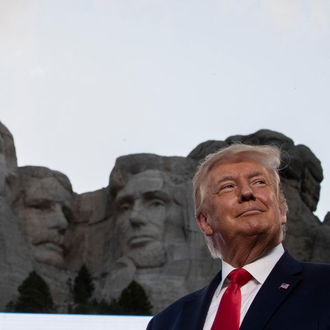 Das Gesicht von Donald Trump in der Größe der Gesichter der Präsidenten am Mount Rushmore
