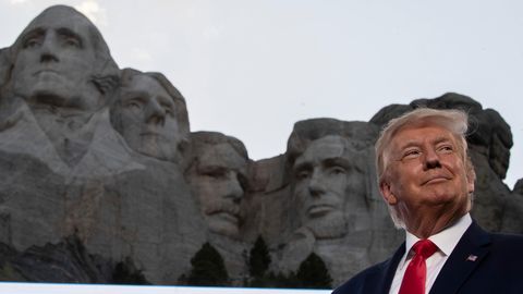 Das Gesicht von Donald Trump in der Größe der Gesichter der Präsidenten am Mount Rushmore