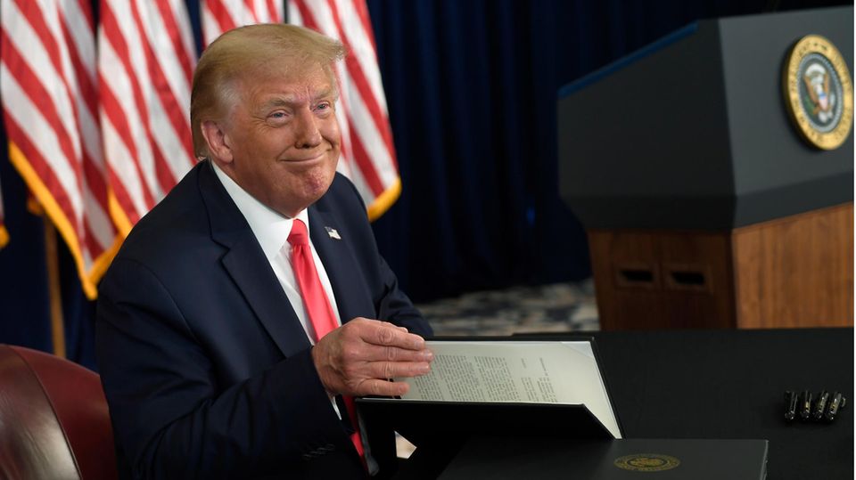 Donald Trump, Präsident der USA, im Trump National Golf Club während einer Pressekonferenz