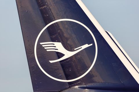Logo der Lufthansa am Seitenleitenwerk eines Jets