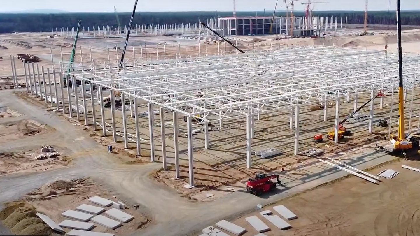E-Auto-Bauer: Bau der Tesla-Fabrik in Grünheide bei Berlin Anfang August Bau der Tesla-Fabrik in Grünheide bei Berlin Anfang August