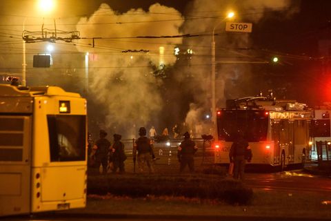 Auch am Montagabend stießen in Minsk wieder Tausende Demonstranten mit der Bereitschaftspolizei zusammen