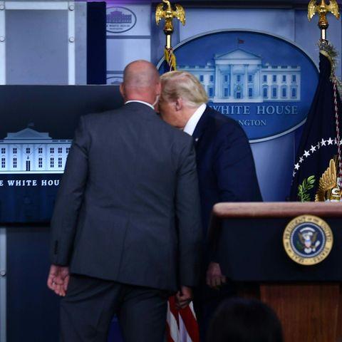 Ein Mitarbeiter des Geheimdienstes holt Donald Trump aus dem Briefing. Kurz danach kehrte der US-Präsident zu den Journalisten zurück.