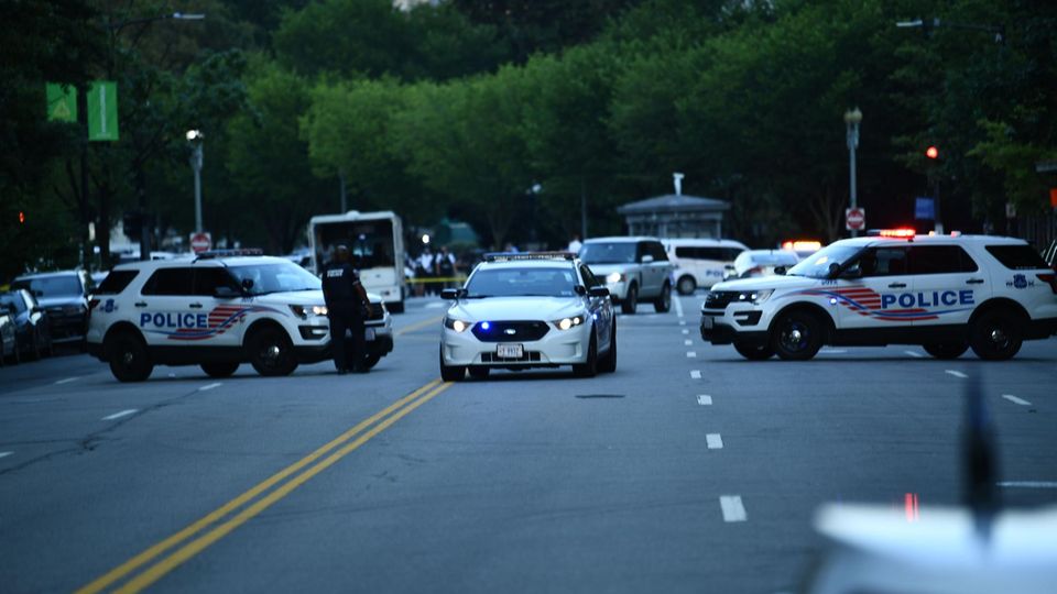 Polizeiaufgebot Polizeiautos blockieren den Eingang zur Pennsylvania Avenue in der Nähe des Weißen Hauses