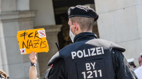 Ein Polizeibeamter bei einer Demo in Bayern