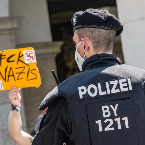 Ein Polizeibeamter bei einer Demo in Bayern
