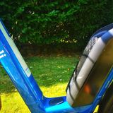 Der Akku ist leicht zu erreichen, auch die Ladebuchse unten ist einfach zugänglich. 