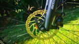 Die hydraulischen Scheibenbremsen von Shimano sind mehr als ausreichend. Die Gabel verrät, dass das Rad einen  relativ steilen Lenkwinkel hat.