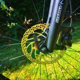 Die hydraulischen Scheibenbremsen von Shimano sind mehr als ausreichend. Die Gabel verrät, dass das Rad einen  relativ steilen Lenkwinkel hat.