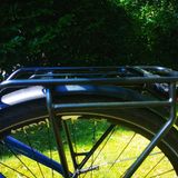 An den soliden Systemträger passen Taschen und Körbe .