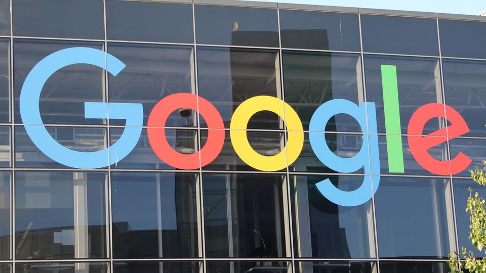 Google-Logo an einer Glasfront