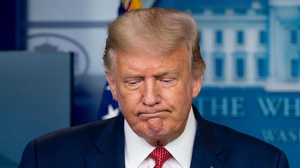 US-Präsident Donald Trump Pressekonferenz Weißes Haus US-Präsident Donald Trump steht an einem Rednerpult vor dem Logo des Weißen Hauses