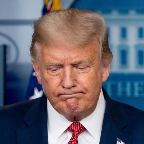 US-Präsident Donald Trump steht an einem Rednerpult vor dem Logo des Weißen Hauses