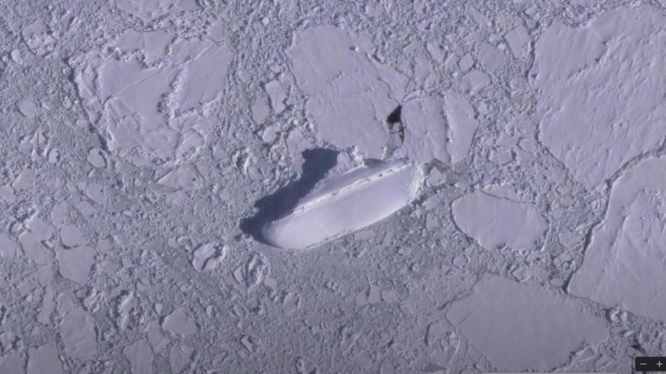 Ein Eisklotz in der Form eines Passagierdampfers