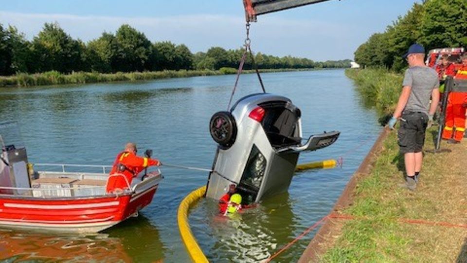 Nachrichten Deutschland Duisburg Die Feuerwehr hebt ein Auto aus dem Mittellandkanal