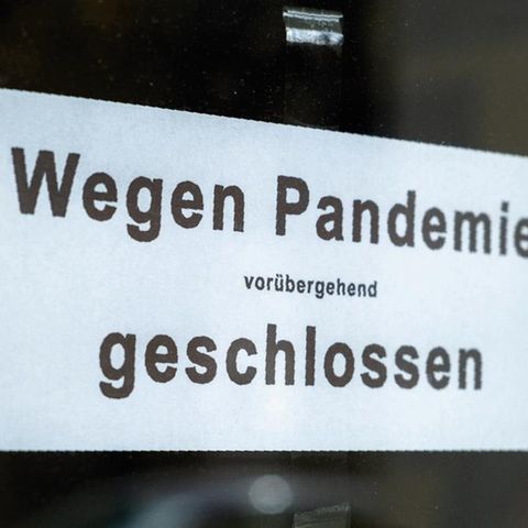 Wegen Pandemie vorübergehend geschlossen - Schild