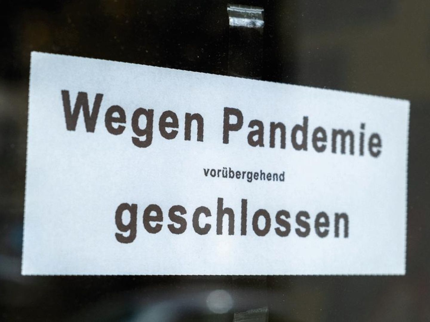 Wegen Pandemie vorübergehend geschlossen - Schild