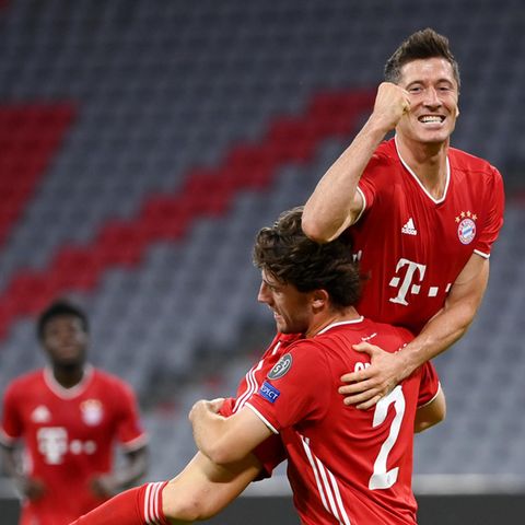 Robert Lewandowski wird beim Torjubel von Alvaro Odriozola auf der Schulter getragen