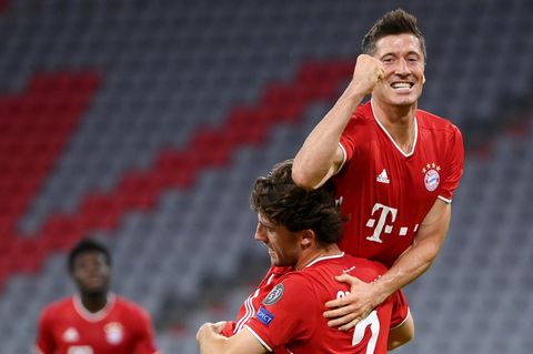 Robert Lewandowski wird beim Torjubel von Alvaro Odriozola auf der Schulter getragen