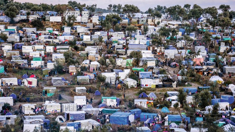 02. Februar 2020 MORIA, Olive Grove, LESBOS, GRIECHENLAND, Europa: Das Moria Fluechtlingslager wurde fuer 3.000 Menschen errichtet, es ist mit mehr als 20.000 Menschen voellig ueberfuellt. Die Fluechtlinge leben unter katastrophalen und inhumanen Beding... Das Flüchtlingslager Moria