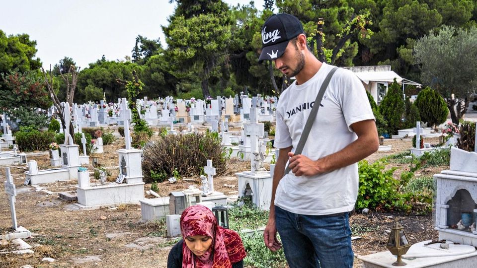 27.Juli 2020 - Nikea, Athen, Griechenland, Europa: Fatime, 19 Jahre alt und ihre Ehemann Mustafa, 23, am Grab ihrer Tochter Hanane im 3. Friedhof von Athen, in Nikea im Regionalbezirk Piraeus. Engl.: July 27, 2020 - Nikea, Athens, Greece, Europe: Fati... Hananas Eltern am Grab ihrer Tochter in Athen