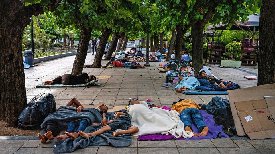 29.Juli 2020 - Victoria Platz, Athen, Griechenland, Europa: Afghanische Familien und vereinzelt afghanische Fluechtlinge uebernachten mit ihren wenigen Habseligkeiten unter den Baeumen des Viktoria Platzes, im Zentrum von Athen. Sie kommen aus dem Lager... Flüchtlinge auf dem Athener Victoria-Platz