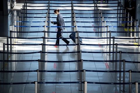 Zehntausende Arbeitsplätze bedroht: Corona-Krise hinterlässt Spuren: In vielen Flughafen-Läden bleiben die Lichter aus Zehntausende Arbeitsplätze bedroht: Corona-Krise hinterlässt Spuren: In vielen Flughafen-Läden bleiben die Lichter aus