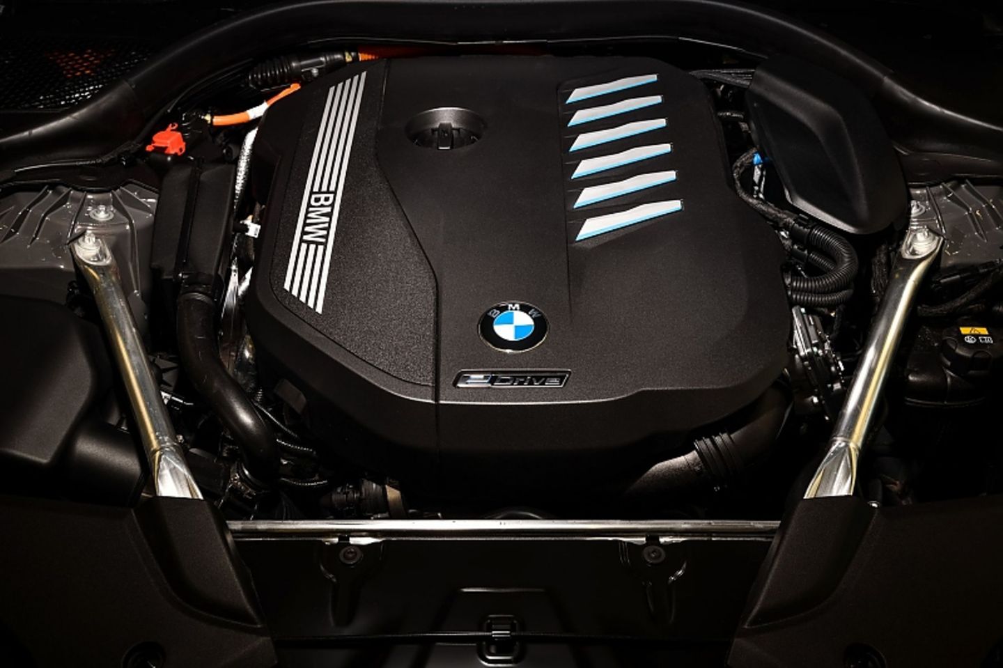 Sechs statt vier Zylinder: Der Verbrennungsmotor hat 210 kW / 286 PS
