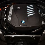 Sechs statt vier Zylinder: Der Verbrennungsmotor hat 210 kW / 286 PS