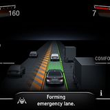 Der Auto-Pilot bildet selbsttätig eine Rettungsgasse