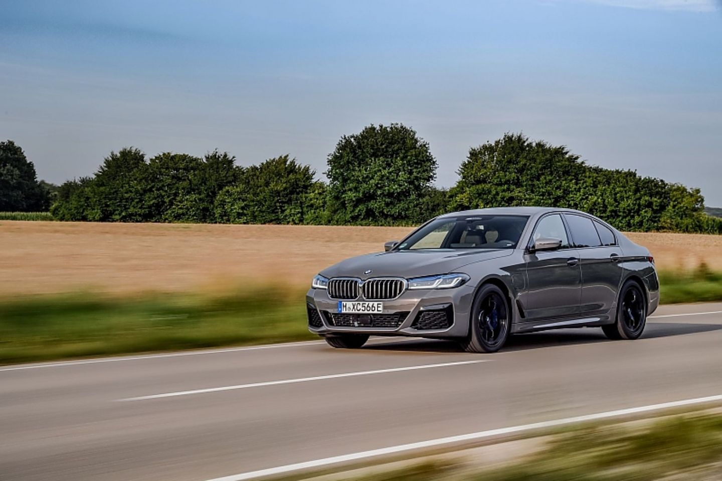 Der Antriebsstrang stammt im Grunde vom BMW 745e beziehungsweise vom BMW X5 45e