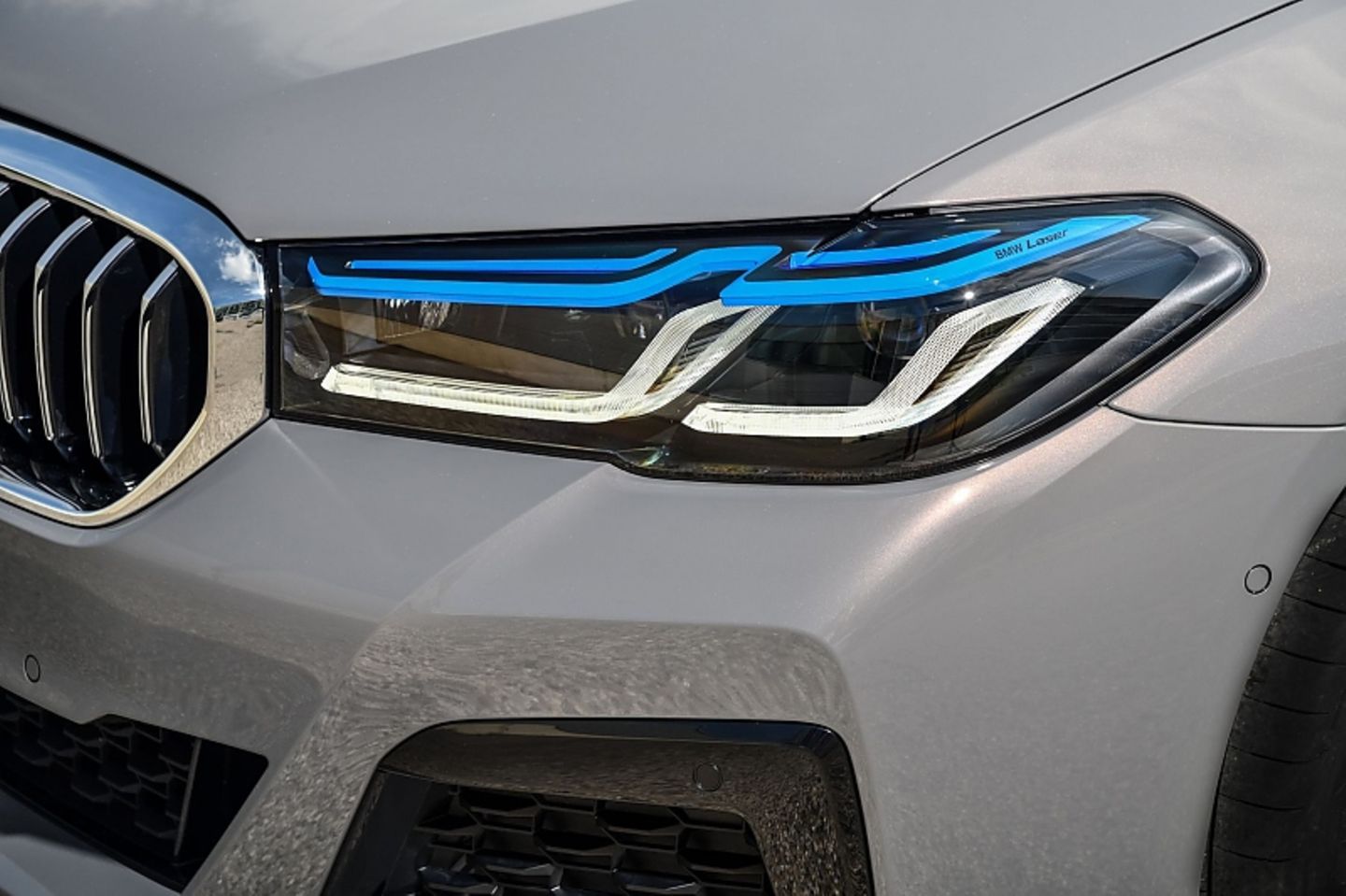Neuer böser Transformer-Blick beim BMW 545e xDrive