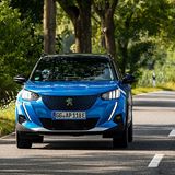 Das Fahrwerk schlägt sich bei schlechten Straßen gut, schwingt aber nach