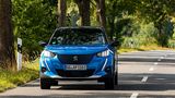Das Fahrwerk schlägt sich bei schlechten Straßen gut, schwingt aber nach