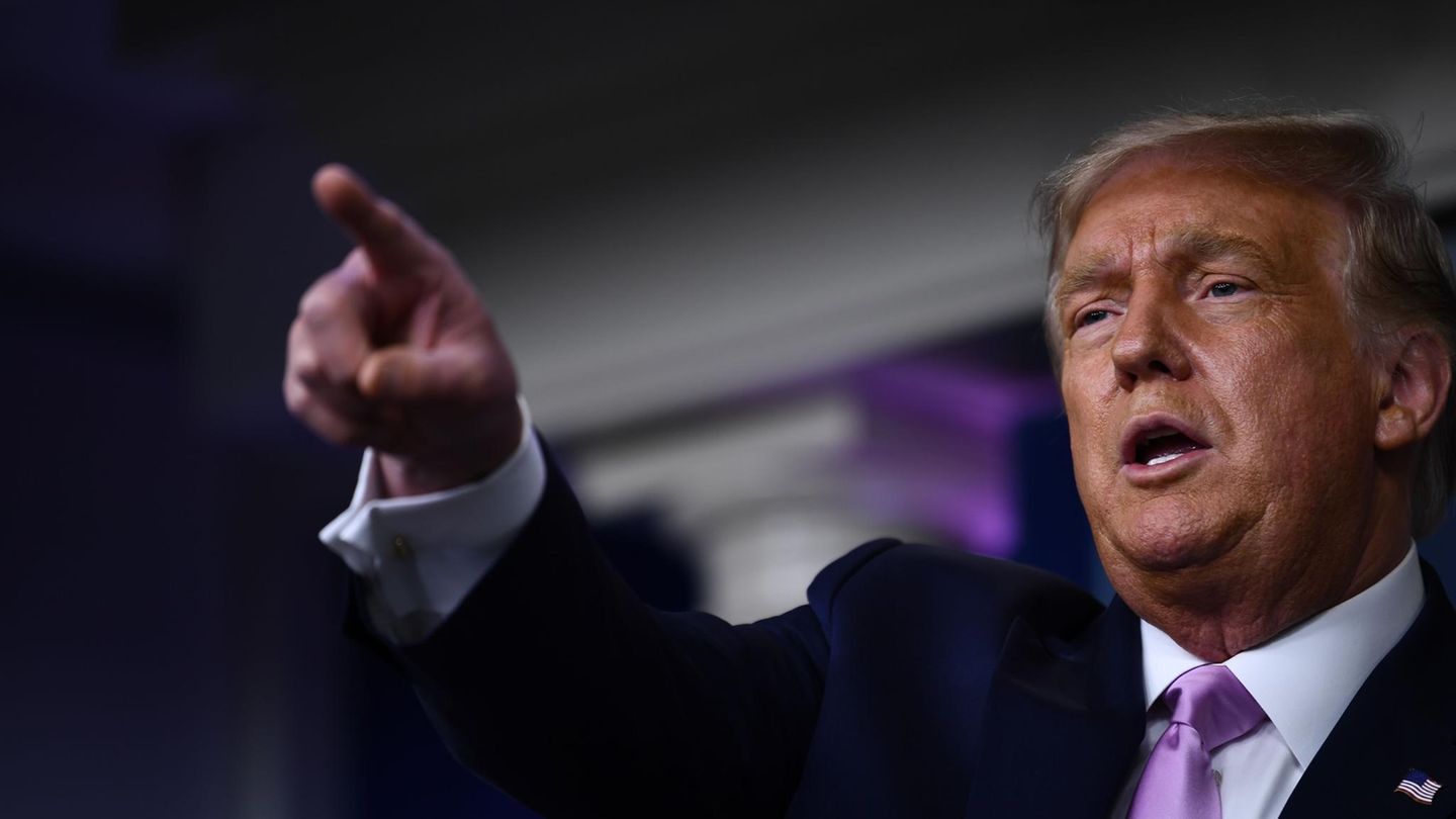 Donald Trump zeigt mit dem Finger
