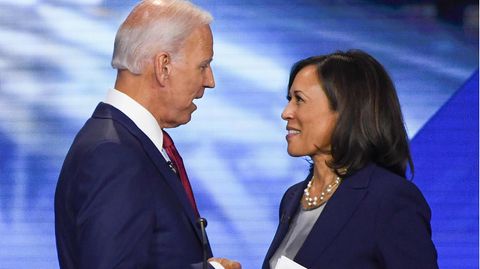 Joe Biden und Kamala Harris sehen einander an