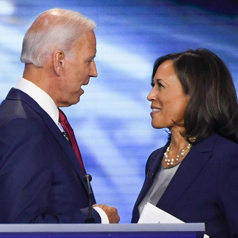 Joe Biden und Kamala Harris sehen einander an