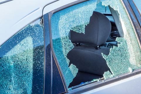 Eingeschlagene Scheibe eines Autos