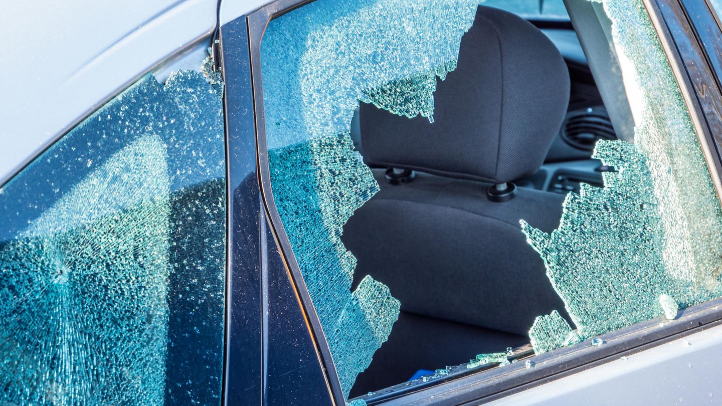 Eingeschlagene Scheibe eines Autos