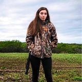 Grace Ingrande mit einem Gewehr