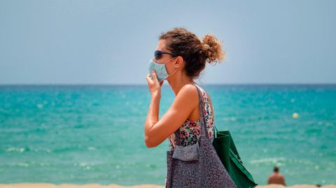 Eine Touristin mit Mund-Nasen-Schutz in Palma de Mallorca
