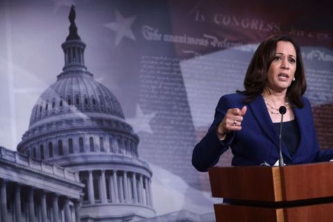 Kamala Harris am Rednerpult vor einer Projektion des Kapitols