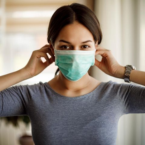 Coronavirus Aerosole: Eine Frau trägt eine Maske