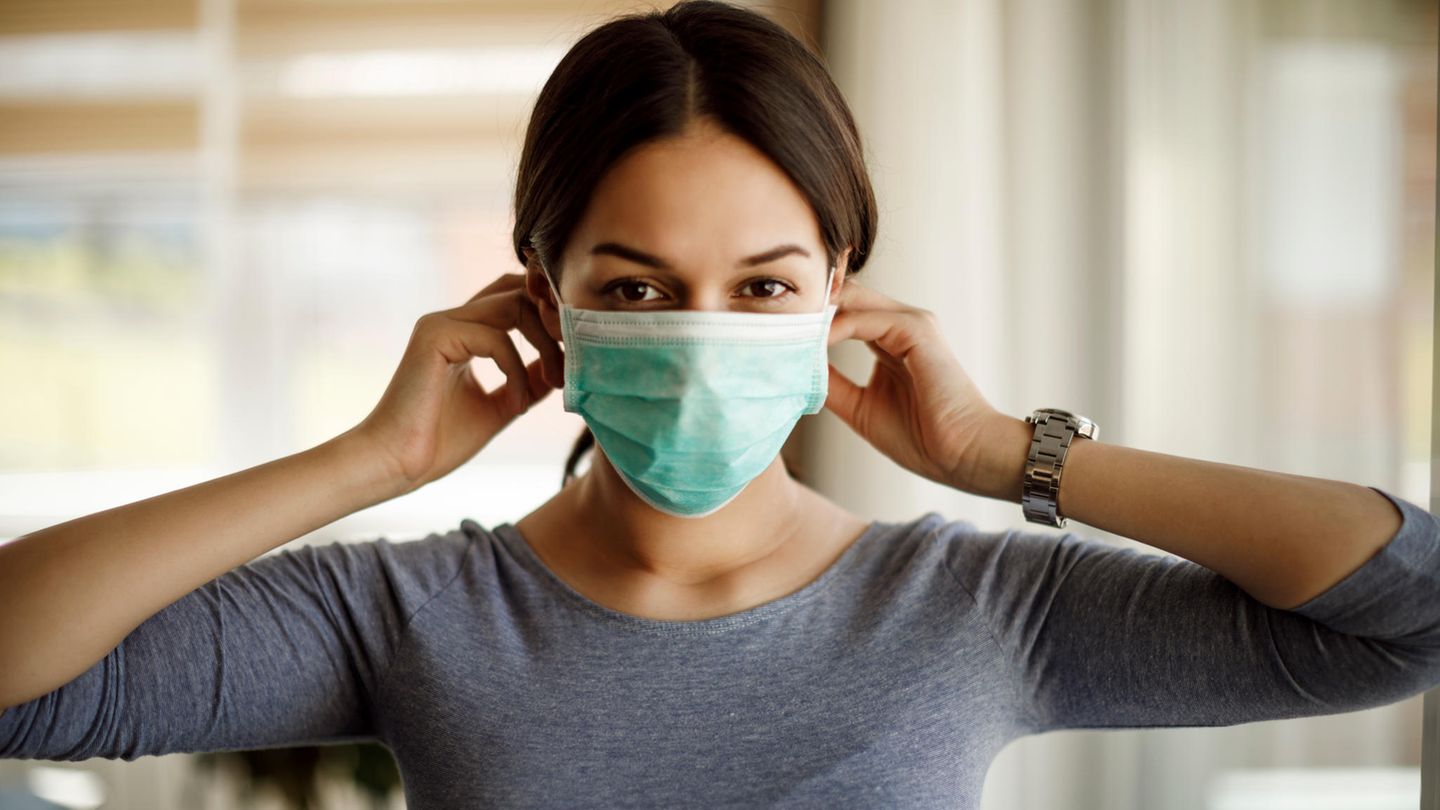Coronavirus Aerosole: Eine Frau trägt eine Maske