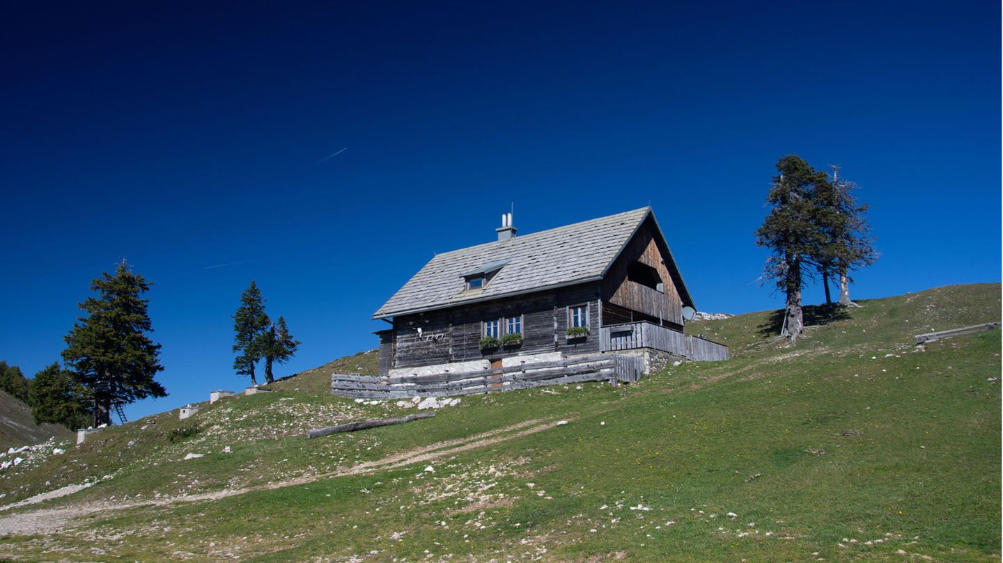 Wandergruppe auf Almhütte in Kärnten