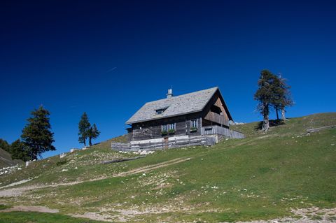 Wandergruppe auf Almhütte in Kärnten