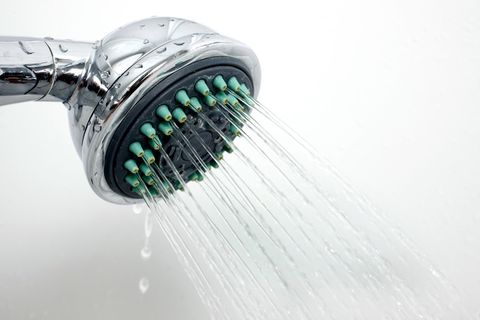 Aus einem Duschkopf fließt wasser