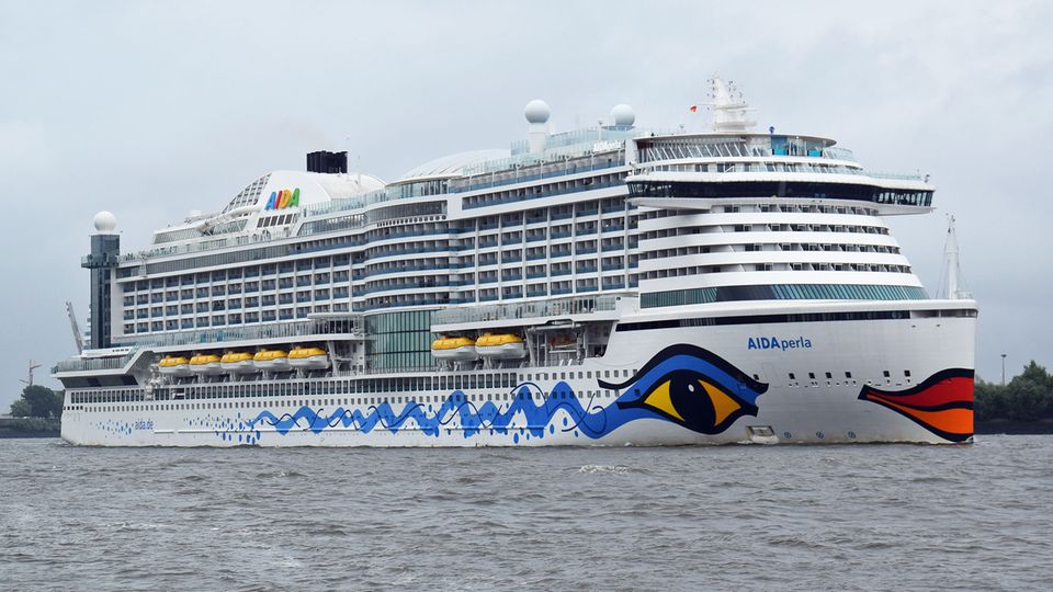 Ausfahrt aus dem Hamburger Hafen: Die "Aida Perla" hat im August nach einem wochenlangen Aufenthalt in der Hansestadt ihren Liegeplatz verlassen